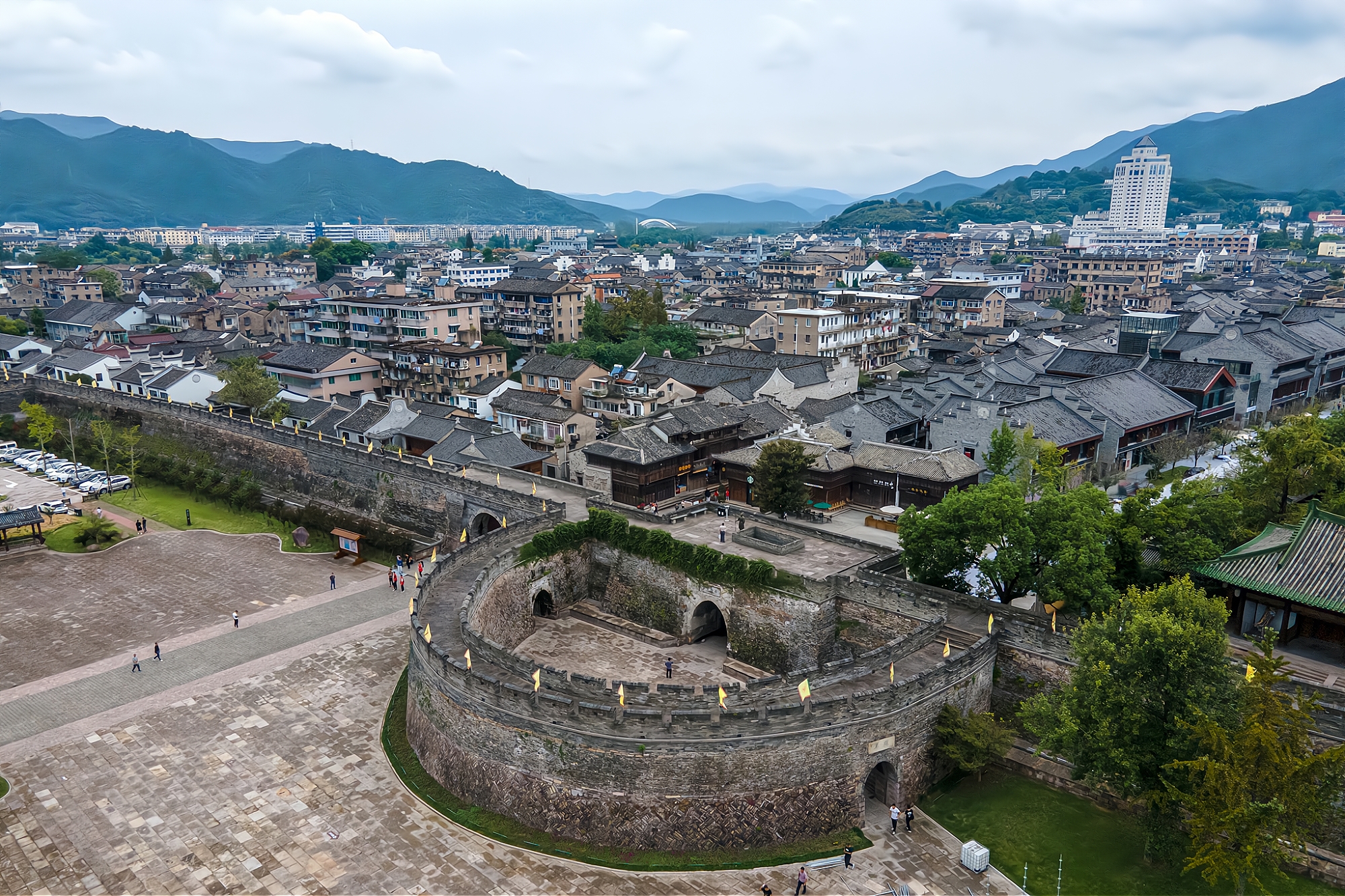 它是臨海第一古街,滿載了臺州府城千余年的古韻遺風(fēng),門票免費(fèi)